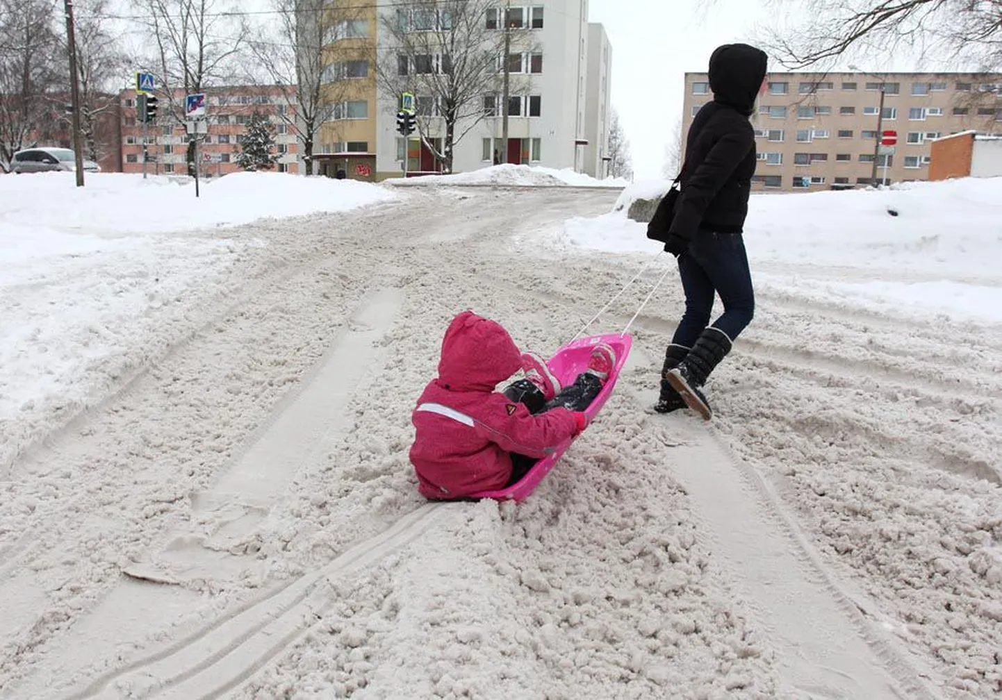 Veel eile hommikul olid Männimäe majade vahelised sõiduteed täis lumest ja soolast tekkinud pehmet massi, mis mõnel pool tuli üle saapaserva.