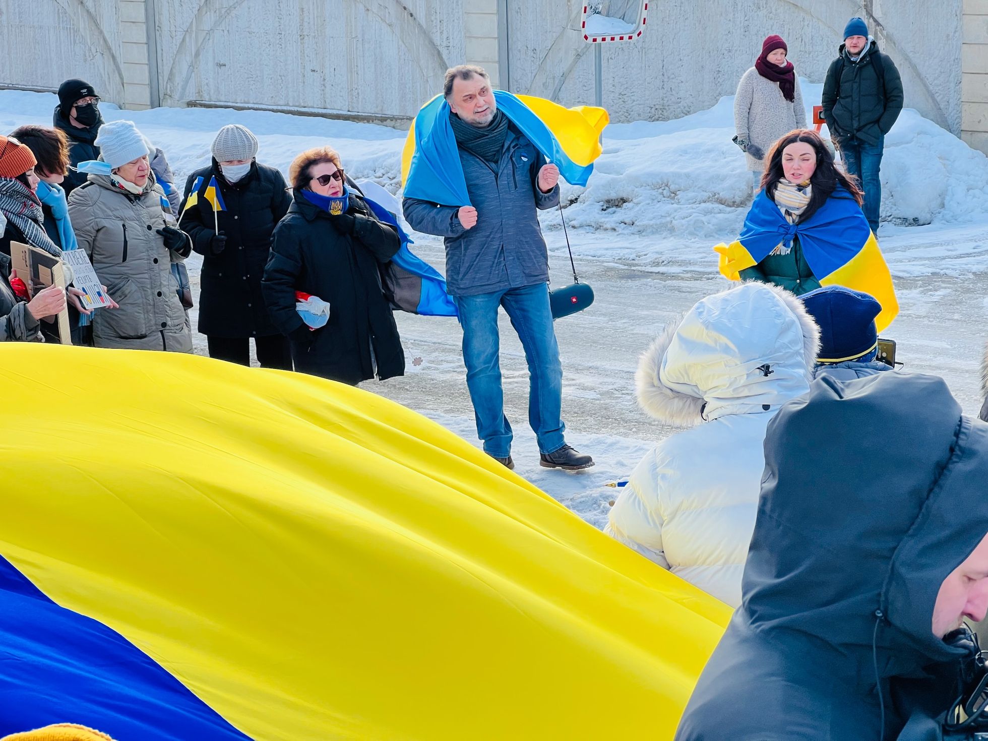 Сергей Цветков во время акции солидарности с Украиной и против войны 26 февраля у здания генерального консульства Российской Федерации в Нарве.