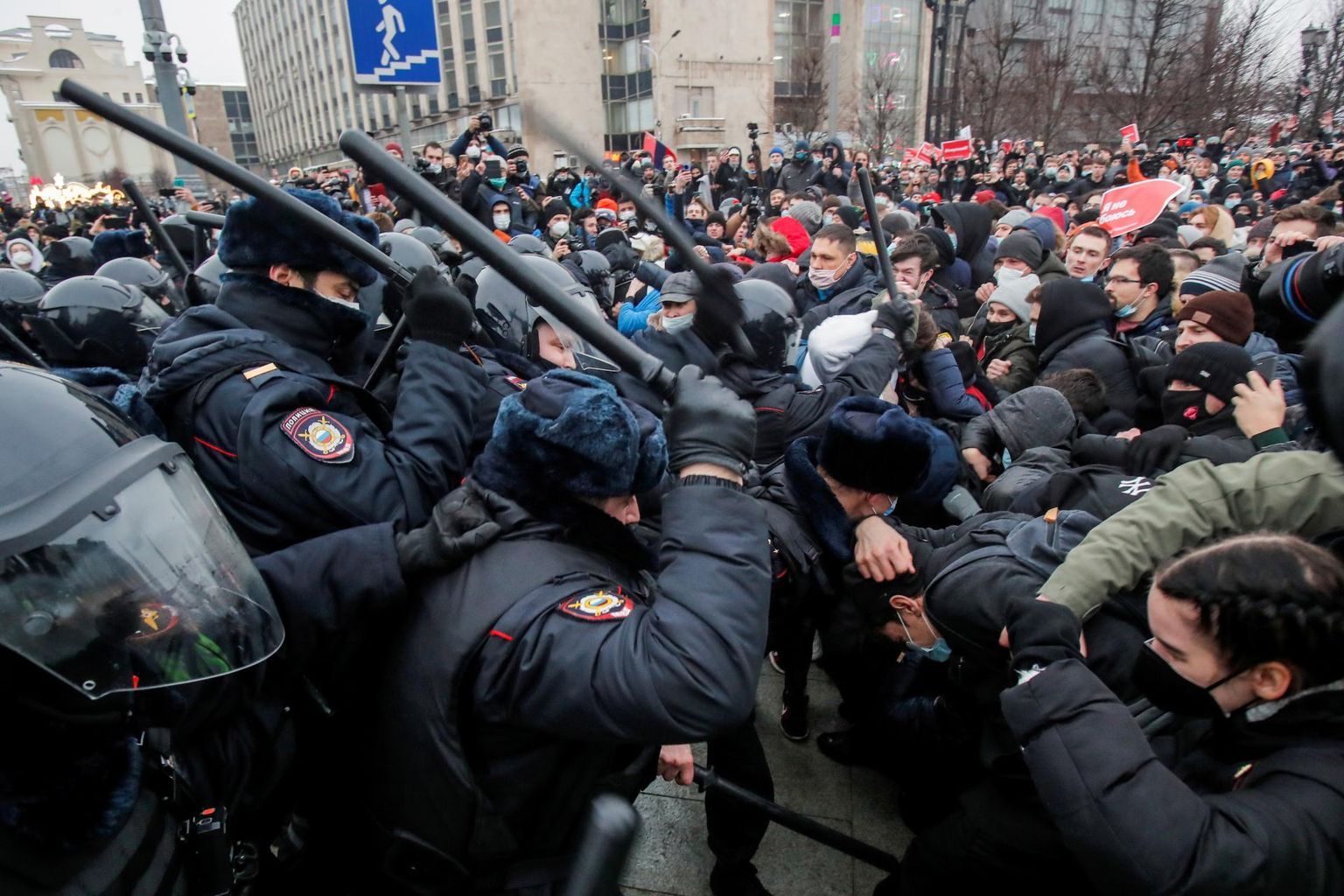 Märulipolitsei ja meeleavaldajate vastasseis Moskvas.