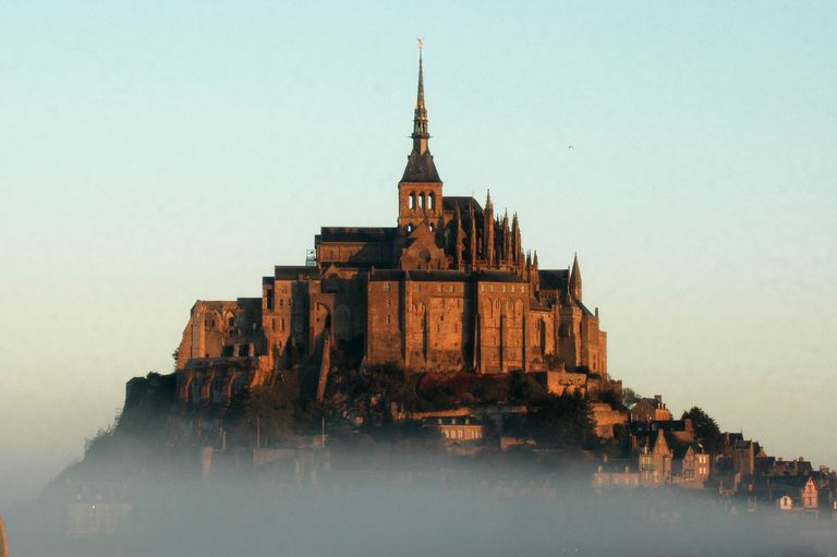 Mont-Saint-Micheli saar ja klooster varahommikuses udus