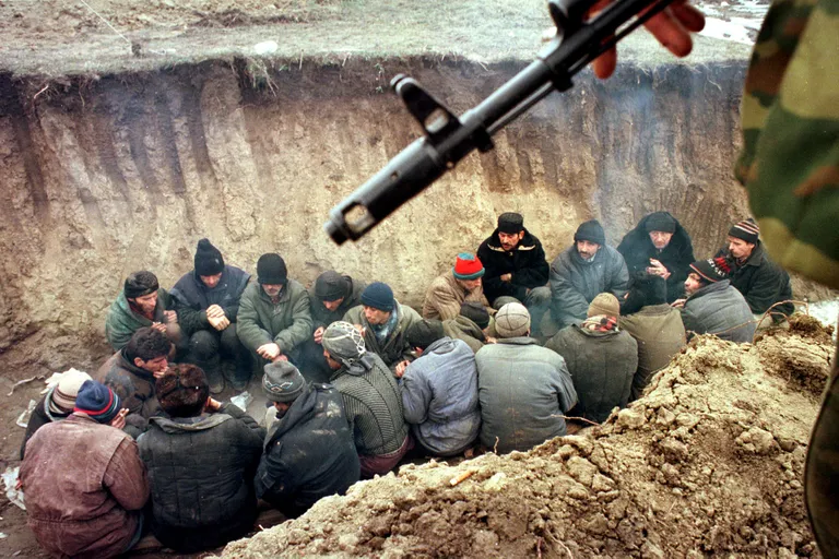 Арестованные чеченские мужчины - потенциальные «боевики», Грозный, 2000 год.
