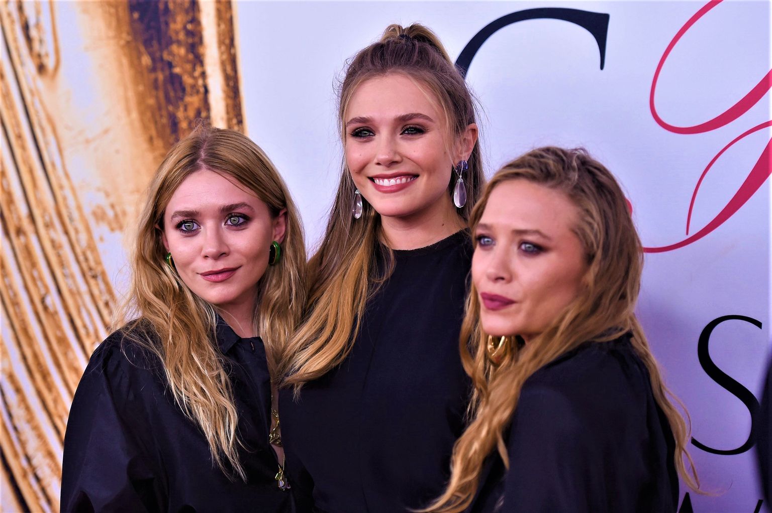 Elizabeth Olsen (keskel) koos oma kaksikõdede Mary-Kate'i ja Ashleyga.