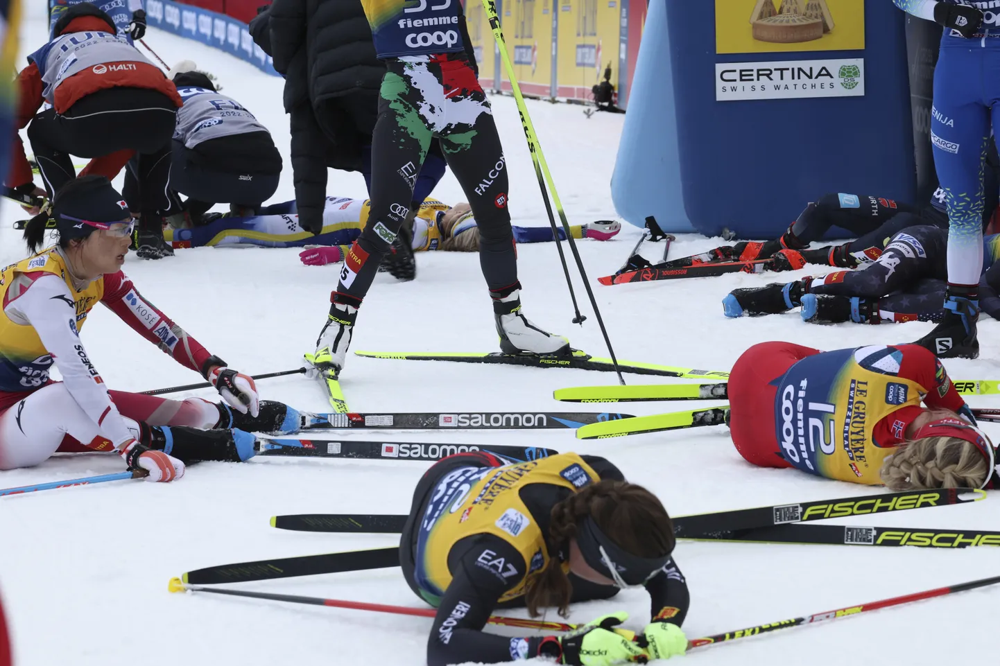 Tour de Ski lõpuetapi pikk ja järsk tõus Val di Fiemme mäesuusanõlval niidab sportlasi pärast finišeerimist jalust.