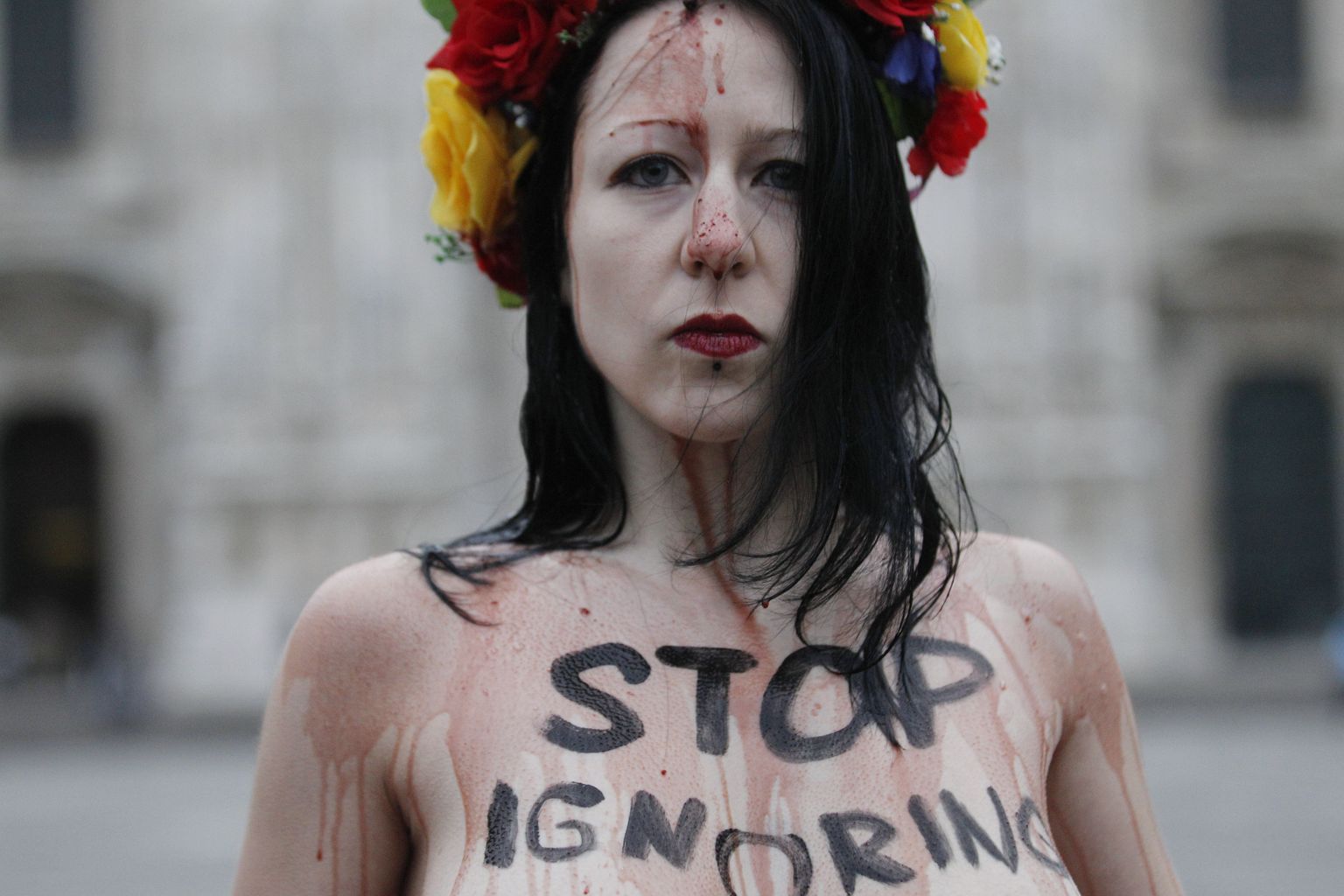 Активистка движения Femen на центральной площади Милана Дуомо.