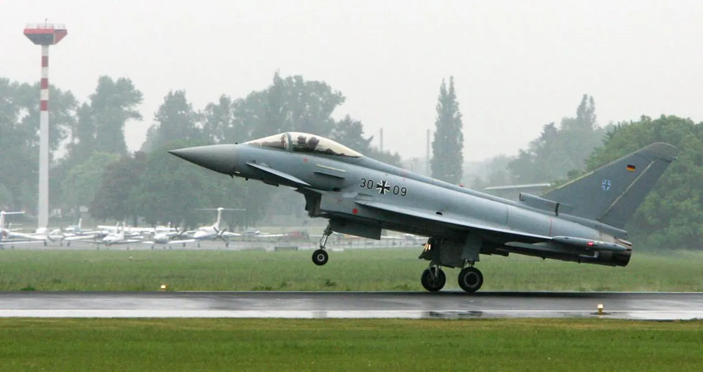 Saksa lennuväele kuuluv Eurofighter startimas.