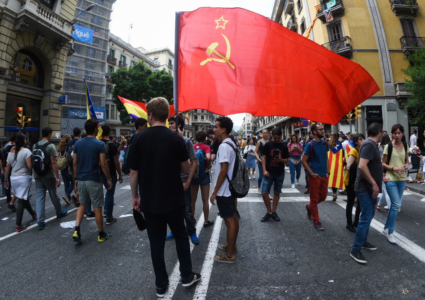 2017 oktoober Barcelonas: Kataloonias protestitakse politseivägivalla vastu, üks inimene on tänavale tulnud Nõukogude Liidu lipuga. Pildi tegi Venemaa suurim uudisteagentuur.