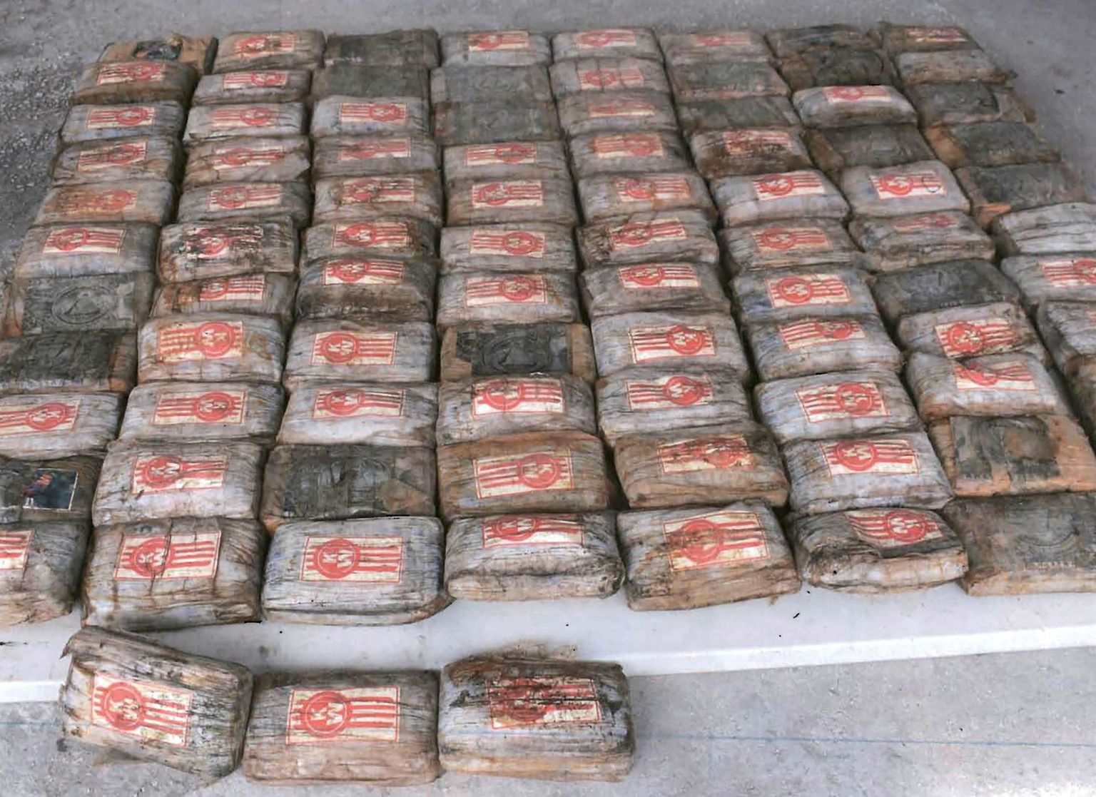 Paadist leitud kokaiin oli pakendatud kastidesse. Politseile andis leiust teada kohalik elanik, kes läks paati uurima.