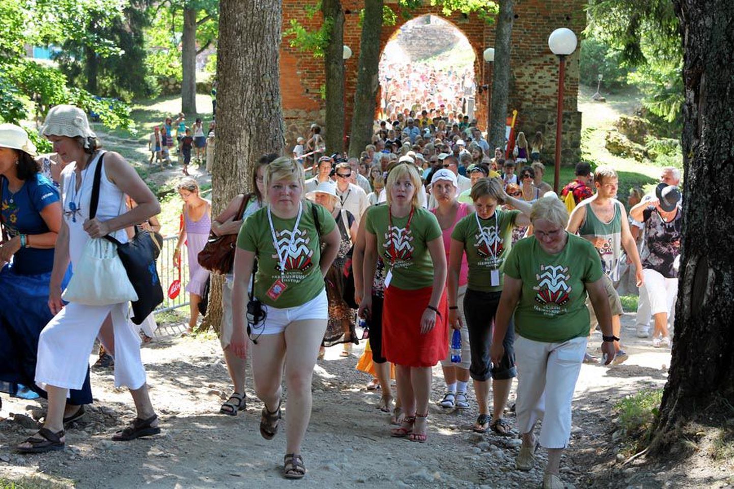 Igal aastal aitab Viljandi pärimusmuusika festivali korraldamisele ja toimimisele kaasa enam kui paarsada vabatahtlikku, kes saavad tasuks vaid priipääsme ja tasuta lõuna.