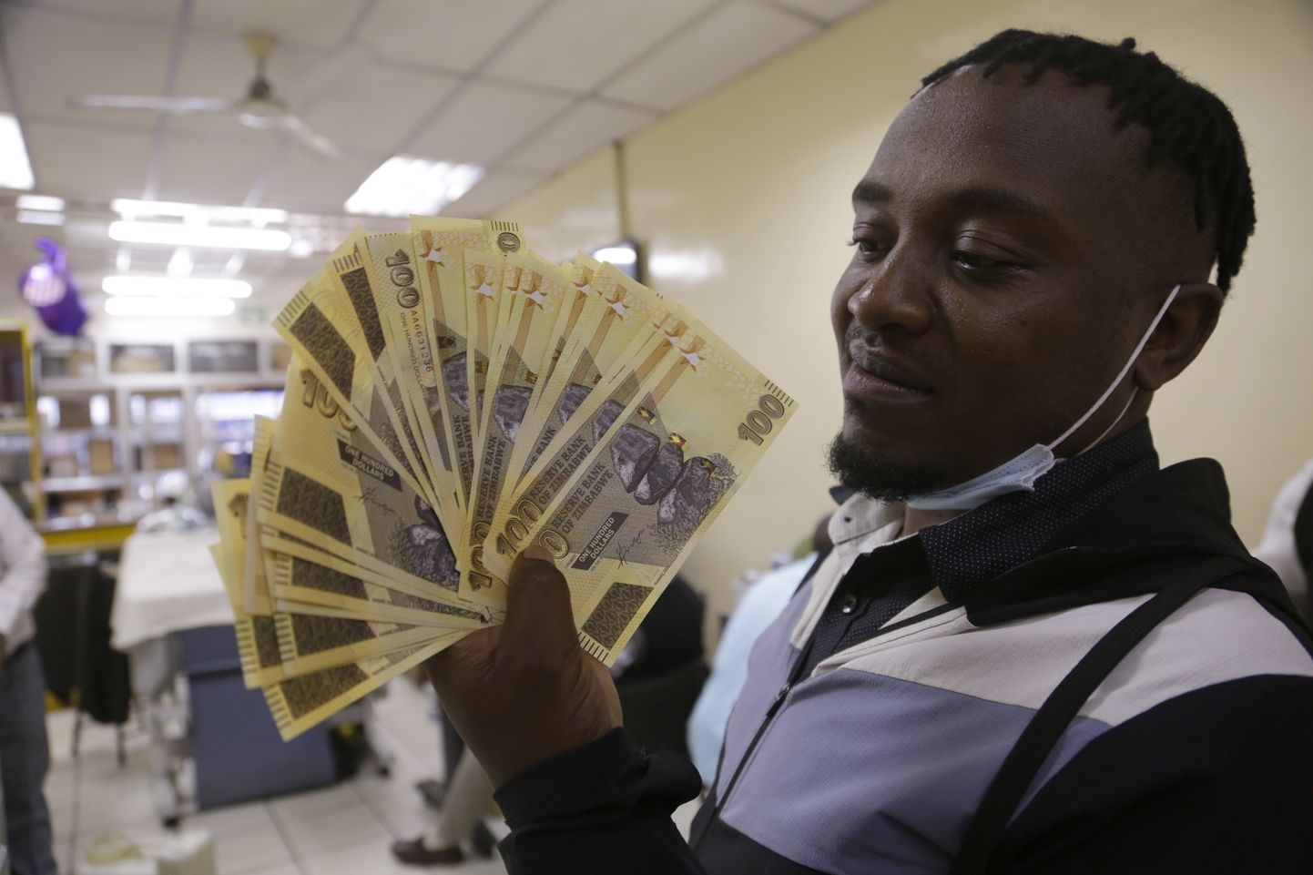 Zimbabwe dollar odavneb hoogsalt