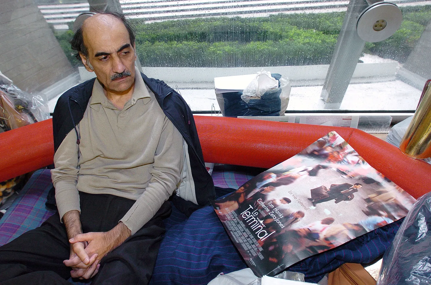 Mehran Karimi Nasseri oma pingil postriga filmist «Terminal», mille inspiratsiooniks ta oli.