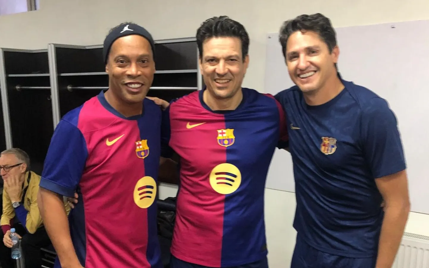 Jari Litmanen (keskel) koos legendidega: vasakul Ronaldinho ja paremal Edmilson.