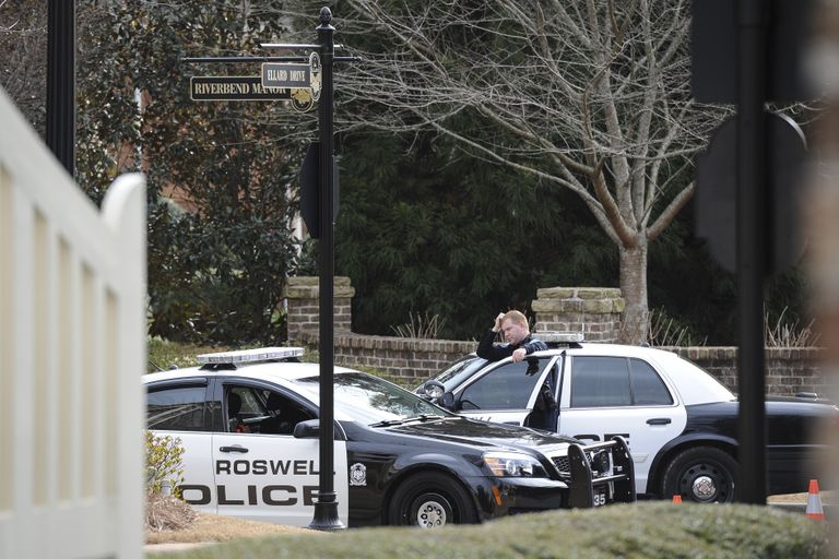 Politseinikud valvavad Bobbi Kristina Browni maja sissepääsu