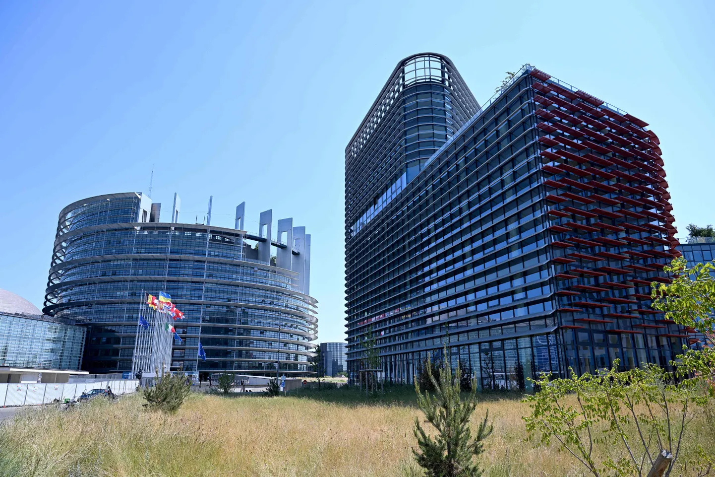 Osmose’i hoone (paremal) asub Strasbourgis kohe europarlamendi maja kõrval.