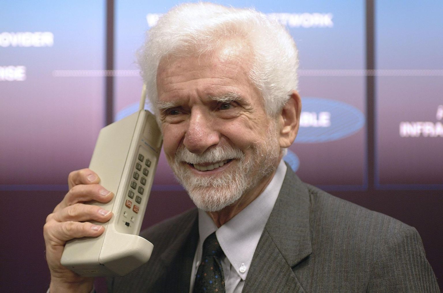 Mobiiltelefonide isa Martin Cooper särab uhkusest koos esimese mobiiltelefoniga. Tühiasi, et imevidin kaalus 900 g ja maksis 4000 dollarit.