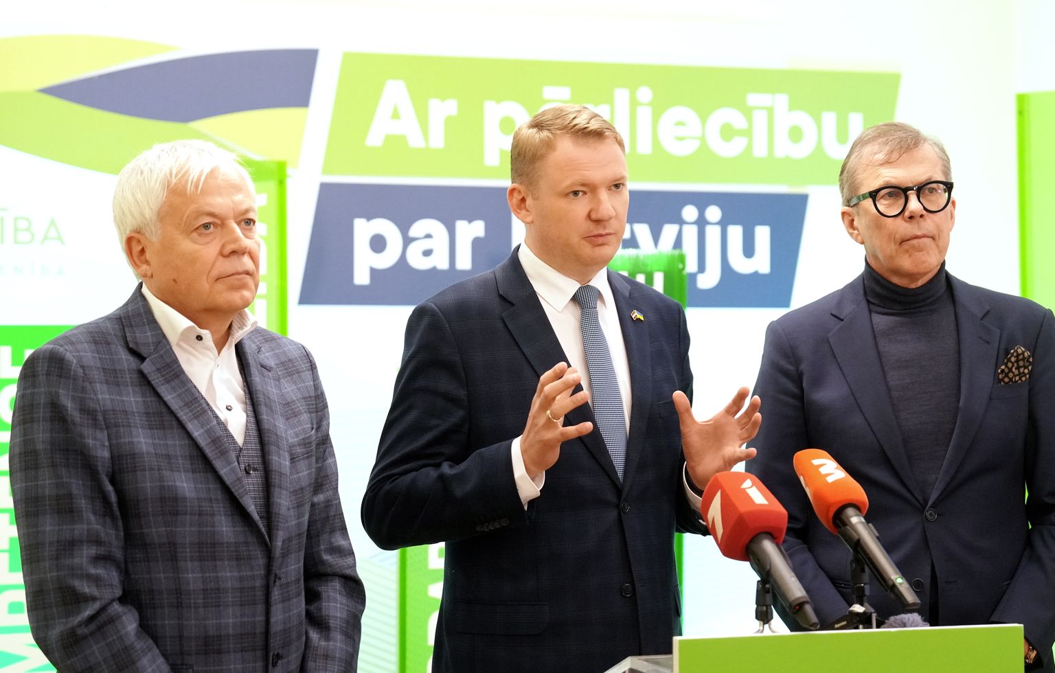 Partijas "Apvienotais saraksts" pārstāvji - Liepājas partijas priekšsēdētājs Uldis Sesks (no kreisās), "Latvijas Reģionu apvienība" valdes priekšsēdētājs Edvards Smiltēns un partijas Ministru prezidenta amata kandidāts Uldis Pīlēns piedalās preses brīfingā pēc tikšanās ar partijas "Jaunā vienotība" pārstāvjiem, kurā pārrunāja jaunās valdības prioritātes un darāmos darbus 14. Saeimā.
