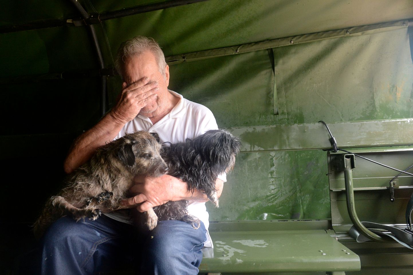 Orkaan Harvey põhjustatud üleujutuse käest pääsenud mees koos oma kahe lemmikloomaga.