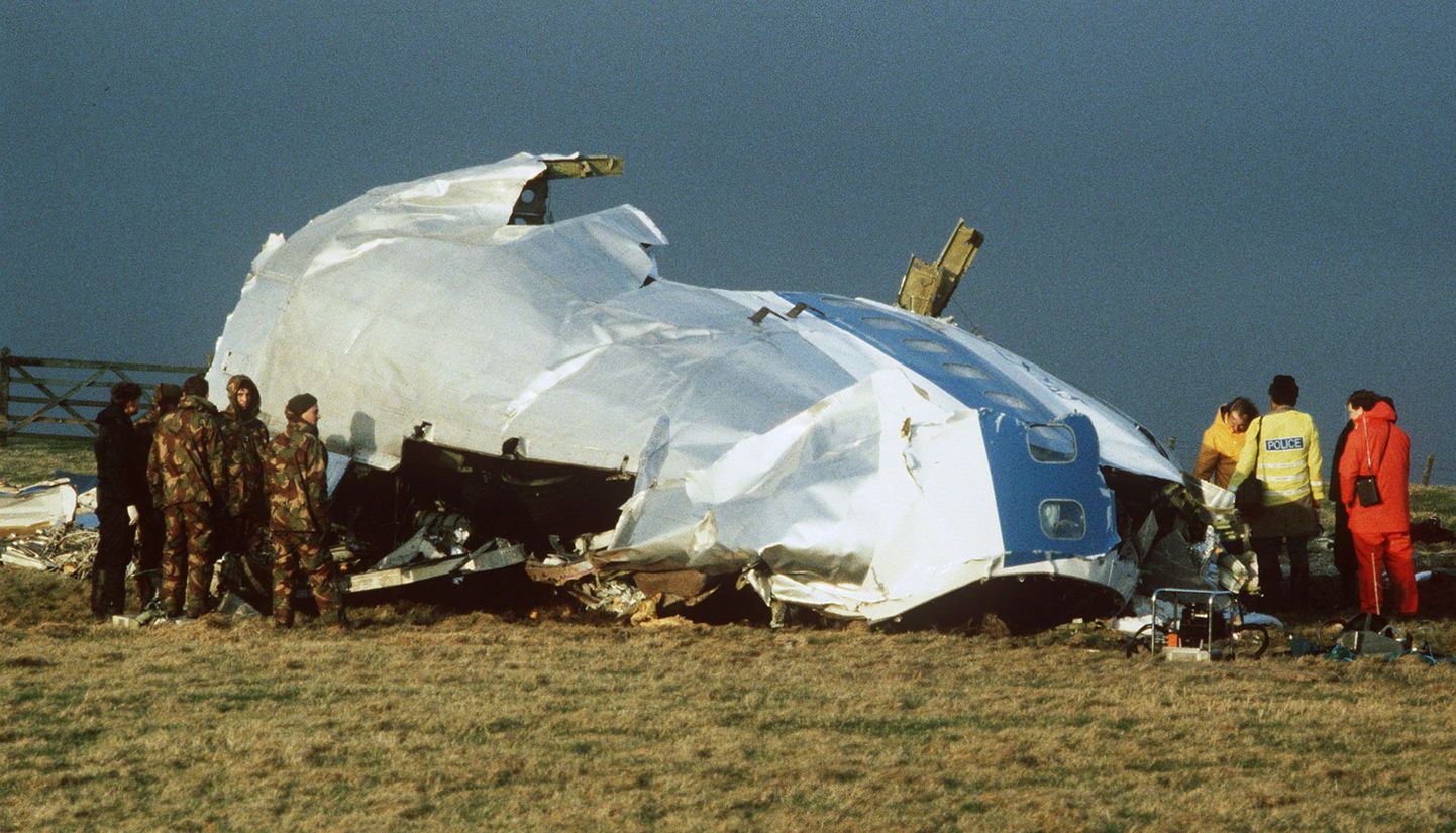 23.12.1988: Uurijad ja päästjad on kogunenud Lockerbi linna läheduses põllule kukkunud õhus Pan Am-i kokpitti.