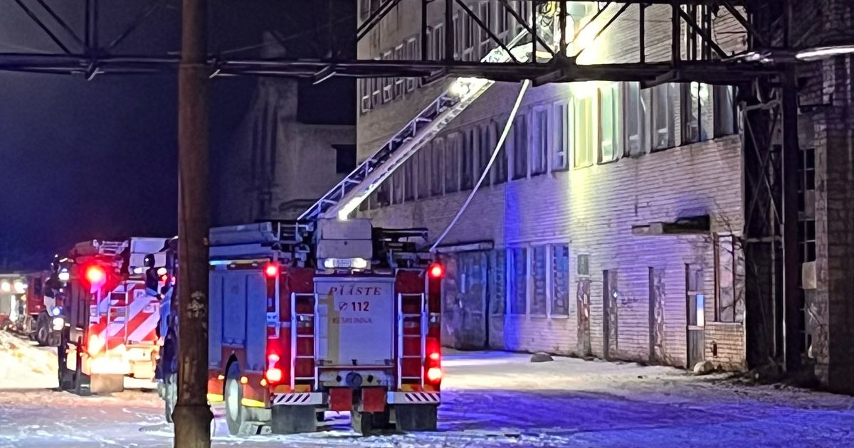 FOTO JA VIDEO ⟩ Tallinnas Volta tänaval süttis mahajäetud hoones praht