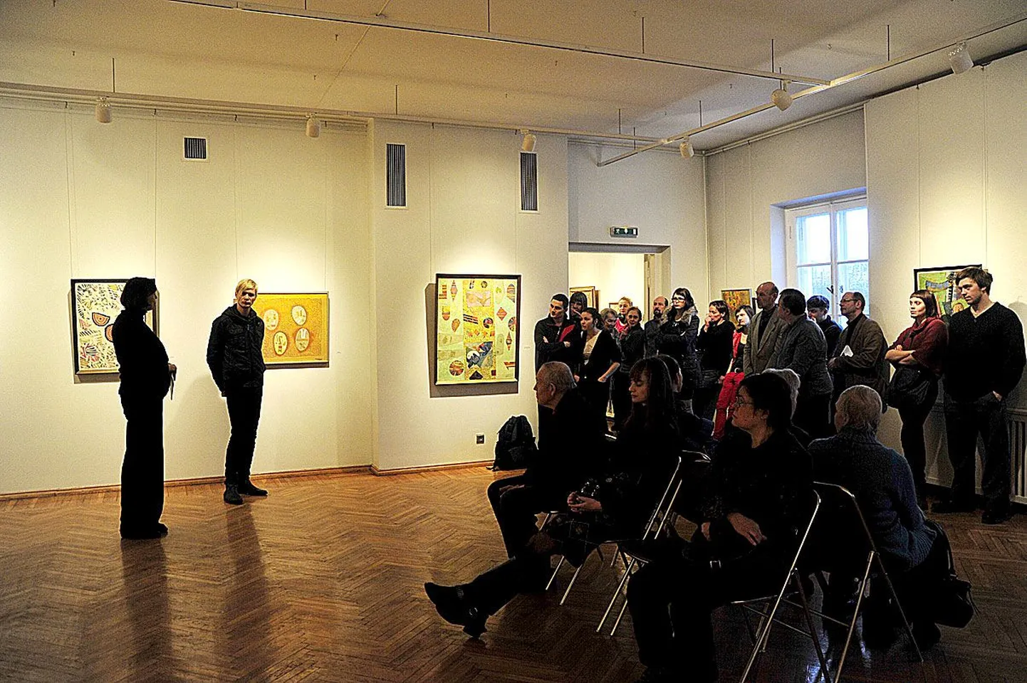 Helitööd tutvustavad viltuse maja kolmandal korrusel näituse kuraator Tiiu Talvistu (vasakult) ja Kiwa.