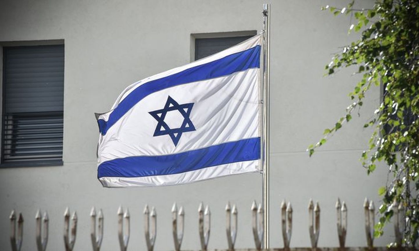 Флаг Израиля на здании посольства в Москве.
