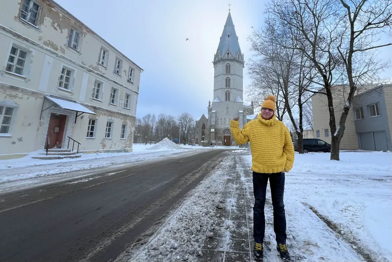 Juku-Kalle Raid Narva Aleksandri kiriku ees