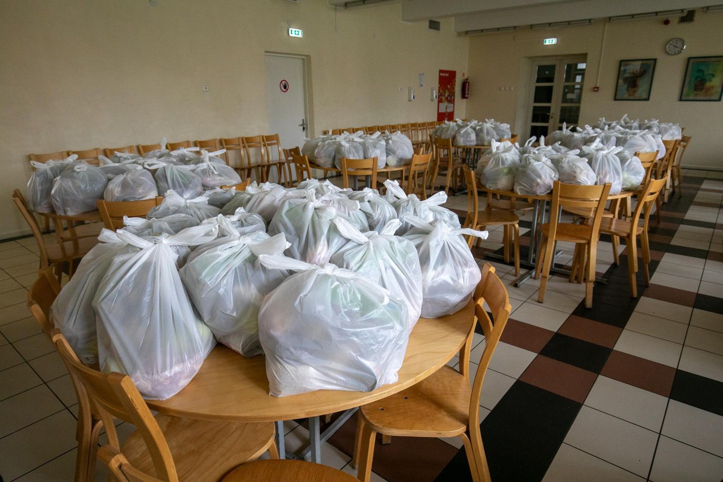 Rakvere linnas jagatakse õpilastele toidupakke Rakvere gümnaasiumis.