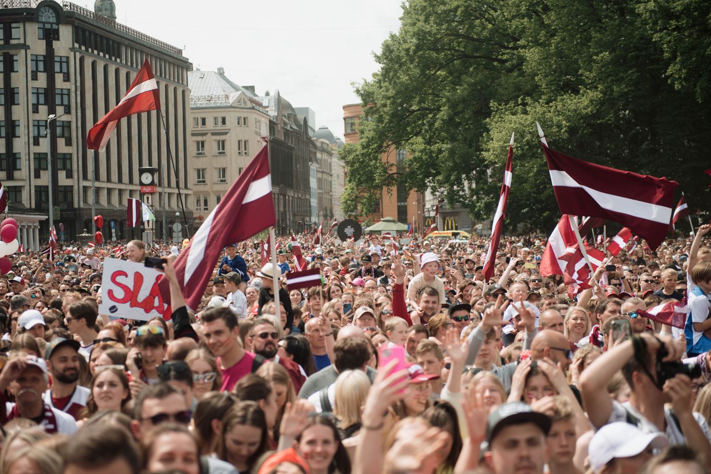 Vairāki desmiti tūkstošu fanu pie Brīvības pieminekļa sveic Latvijas izlasi