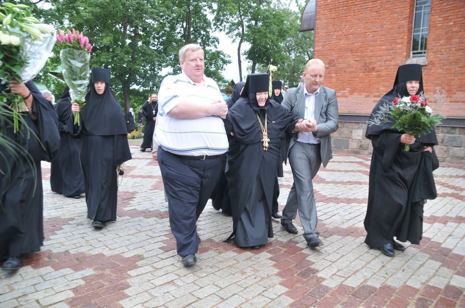 Nikolai Ossipenko aitab Pühtitsa kloostri iguumenjal kirikust tema kambritesse kõndida.