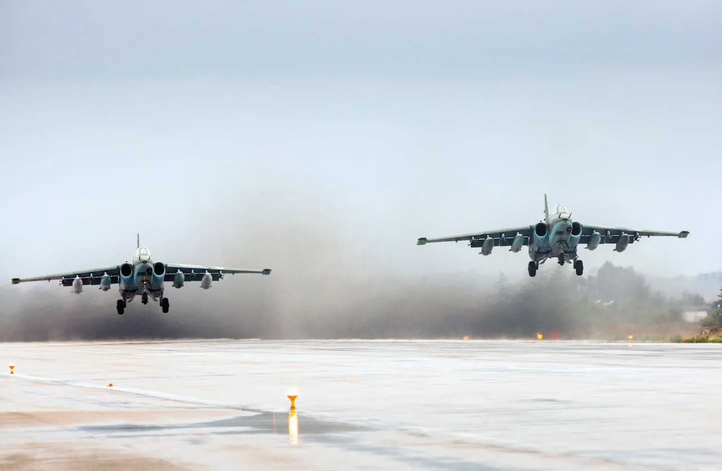 Самолеты Су-25 поднимаются в небо в Сирии.