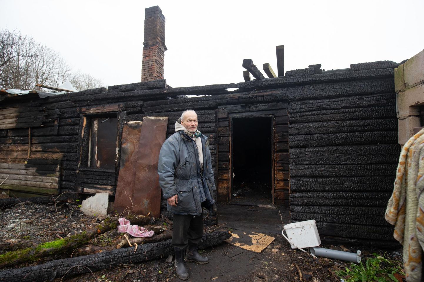 Дом Игоря Полякова получил серьезные повреждения во время пожара. Кажется, что там никто не может жить. Но живет.