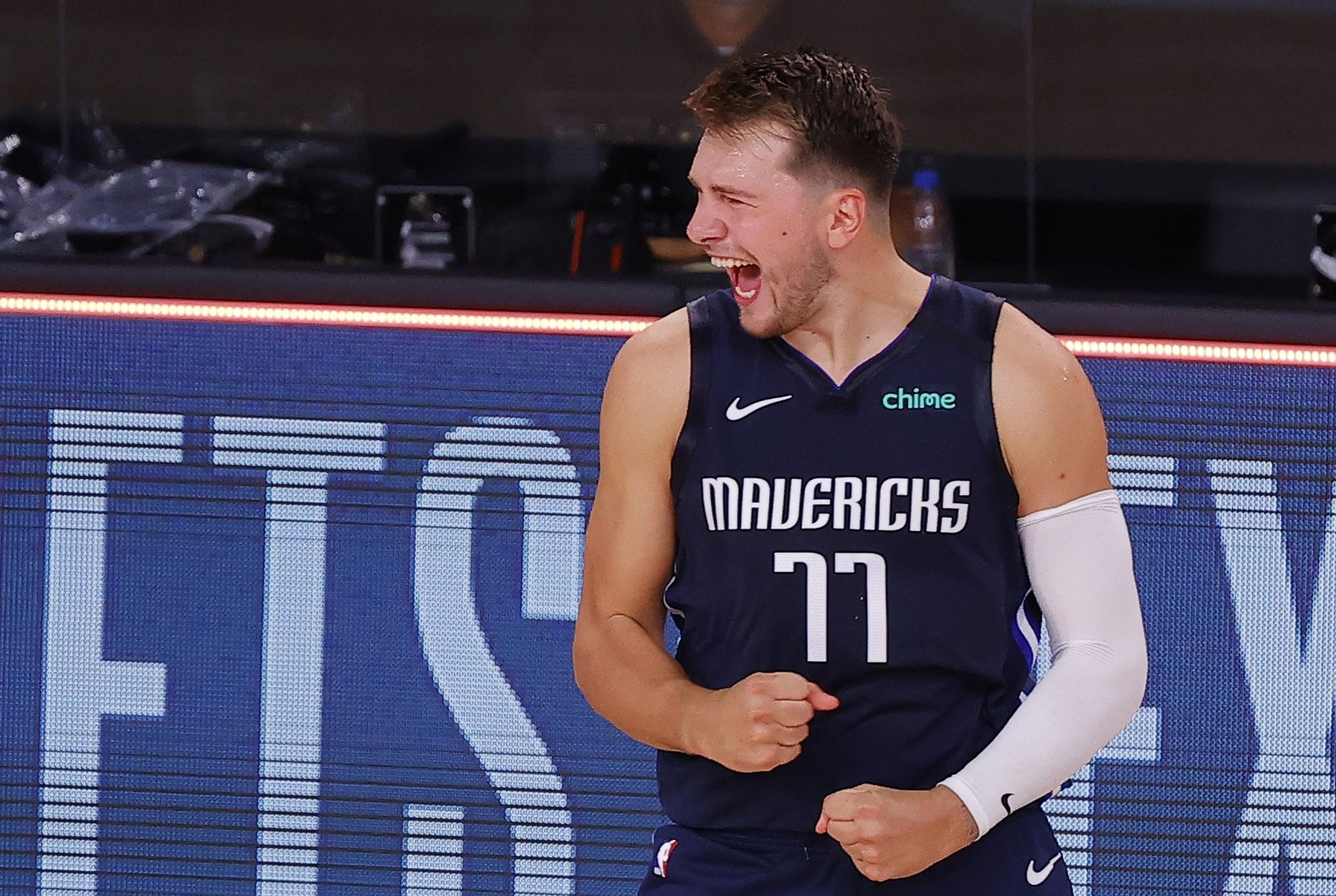 Luka Doncic tähistamas möödunud ööl Los Angeles Clippersi korvi visatud võidukat kolmepunktiviset.