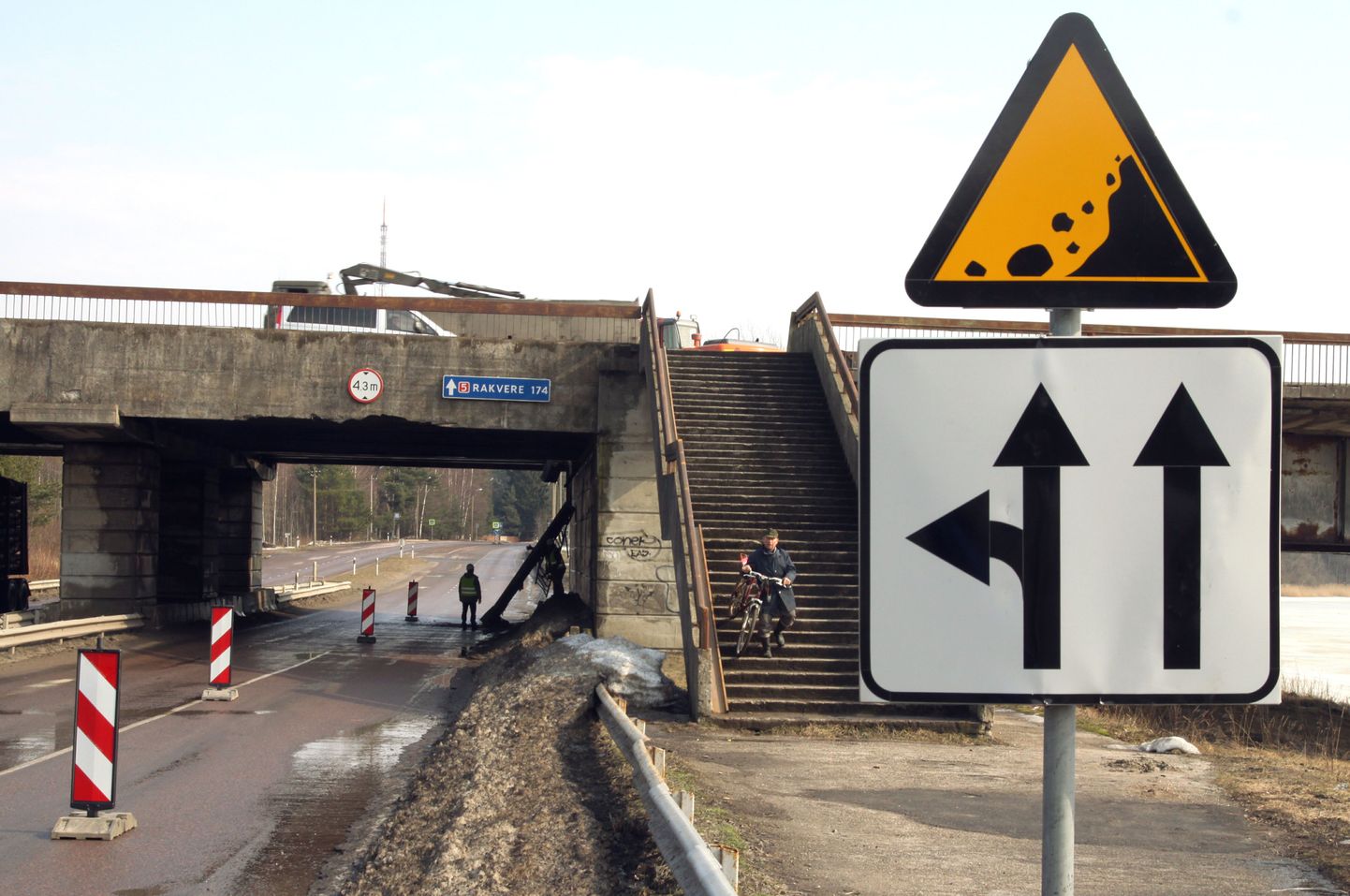 Pärnus Papiniidu silla küljest murdus remonditööde käigus betoonist paneel, mis kukkus Pärnu-Rakvere maanteele.