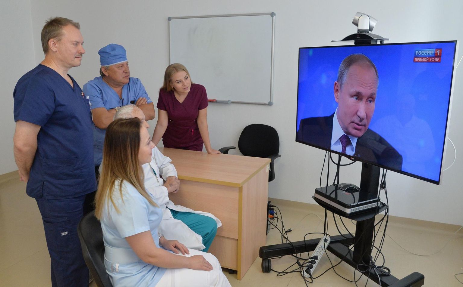 Tšeljabinski haigla töötajad jälgimas president Vladimir Putini «Otseliini». 