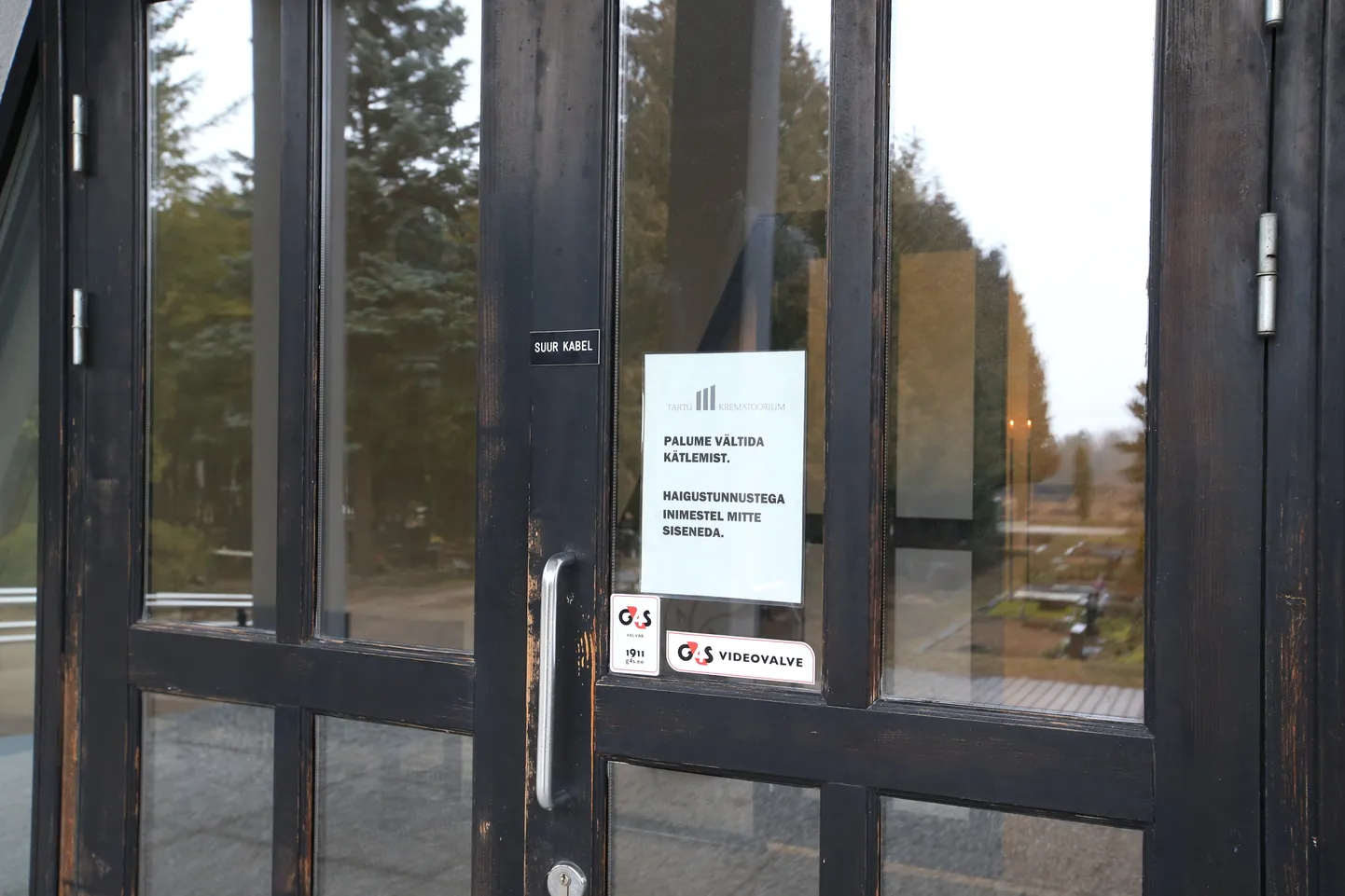 Silt Tartu krematooriumi uksel.