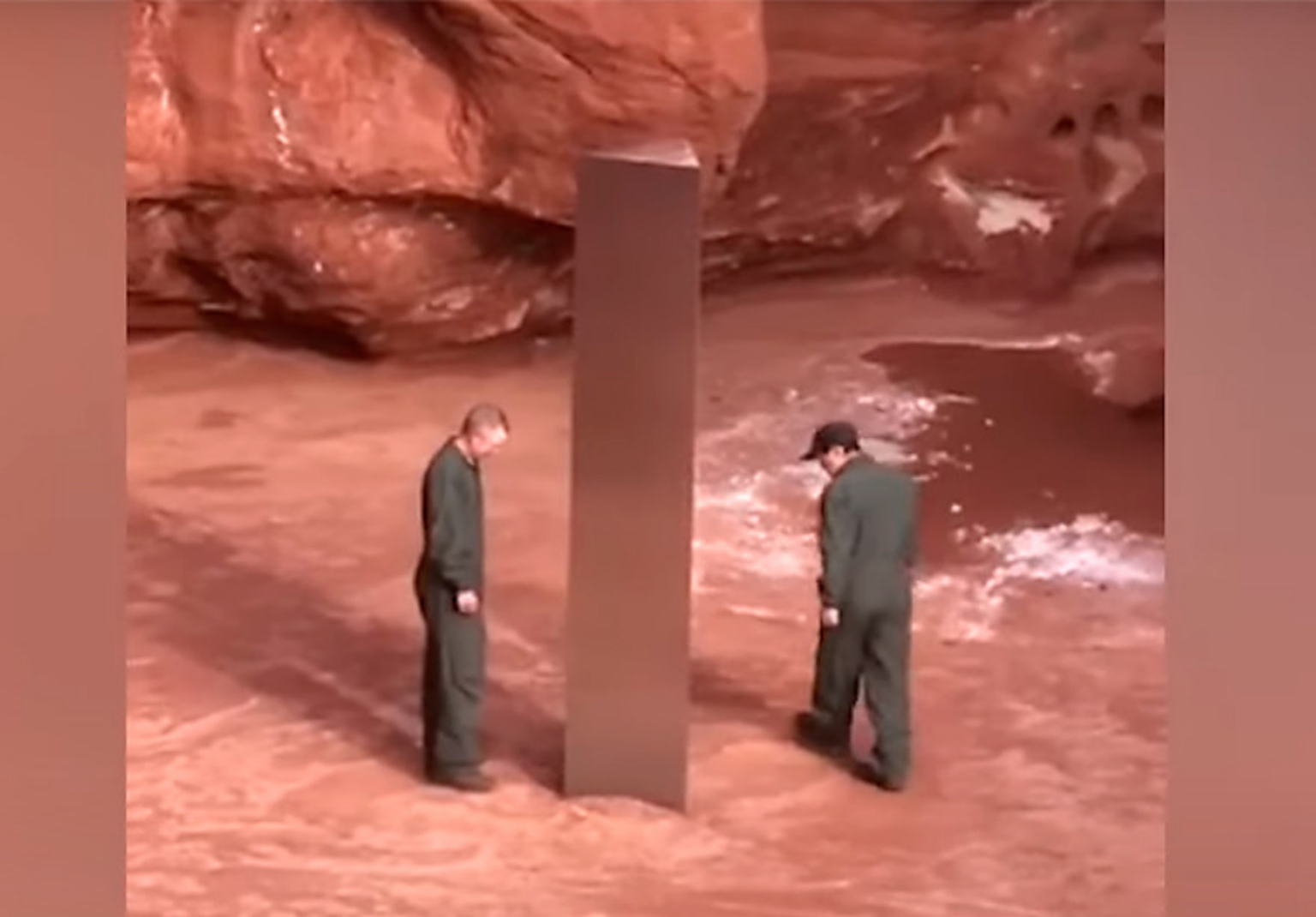 Загадочный металлический монолит найден в пустыне Юты.