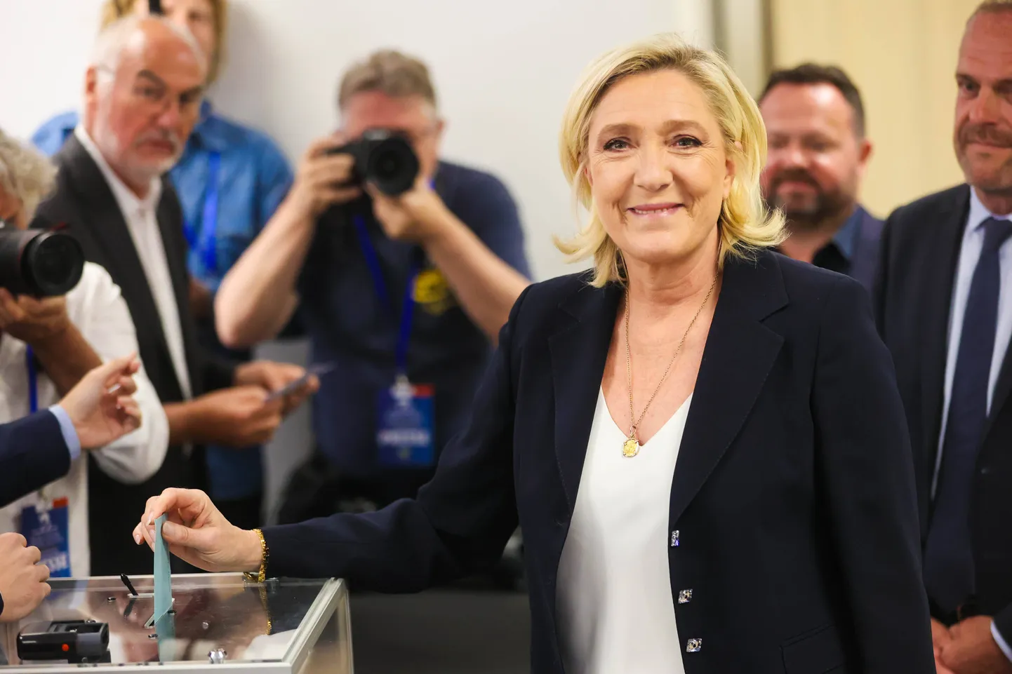 Paremäärmusliku Rahvuskogu (RN) partei pikaaegne juht ning parlamendifraktsiooni juht Marine le Pen hääletamas 30. juunil.