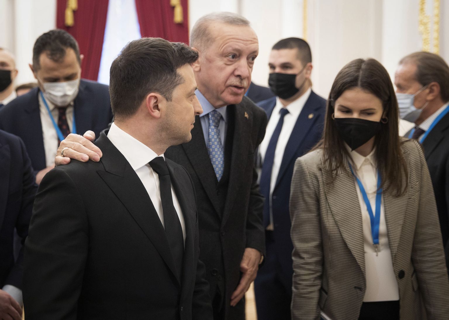 Türgi president Recep Tayyip Erdoğan (keskel) Ukraina riigipea Volodõmõr Zelenskõiga.
