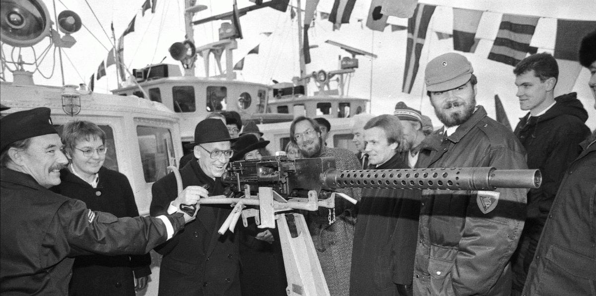 Tuntud oma spontaansete etteastete poolest. Lennart Meri 1992. aastal kaitsevägede alusel relva proovimas.