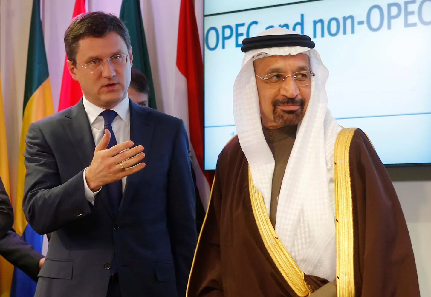 Venemaa energiaminister Aleksander Novak (vasakul) ja Saudi Araabia energiaminister Khalid al-Falih laupäeval Viinis toimunud pressikonverentsil.