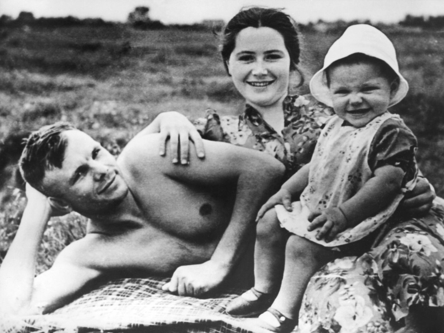 Juri Gagarin koos abikaasa Valentina ja tütar Jelenaga 1960. aastal tehtud fotol.