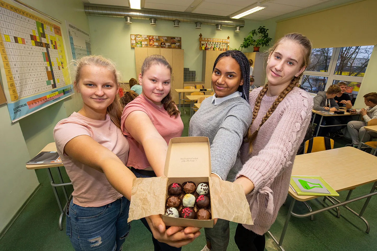 Eviita Õisma (vasakult), Anne Maria Vaher, Ade-Briana Nurk ja Laura Pilv on üllatunud, et nende käsitöö­trühvlid on osutunud sedavõrd menukaks.