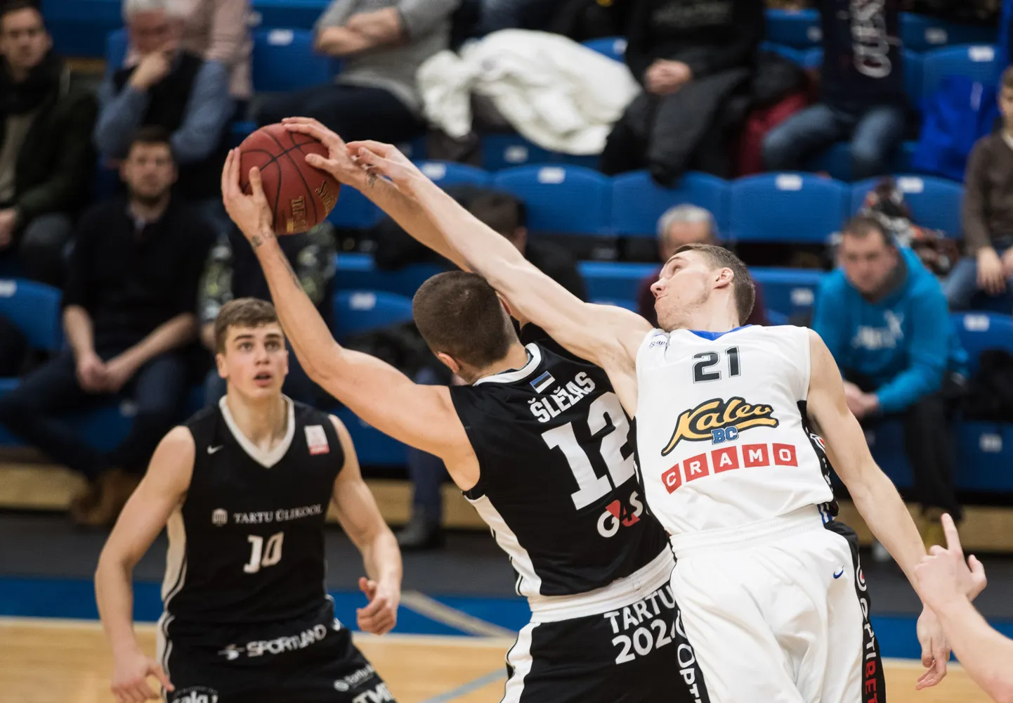 Tartu Ülikooli keskmängija Tautvydas Šležas (palliga) võitlemas nädala keskel toimunud matšis BC Kalev/Cramo mängumehe Janari Jõesaare vastu.