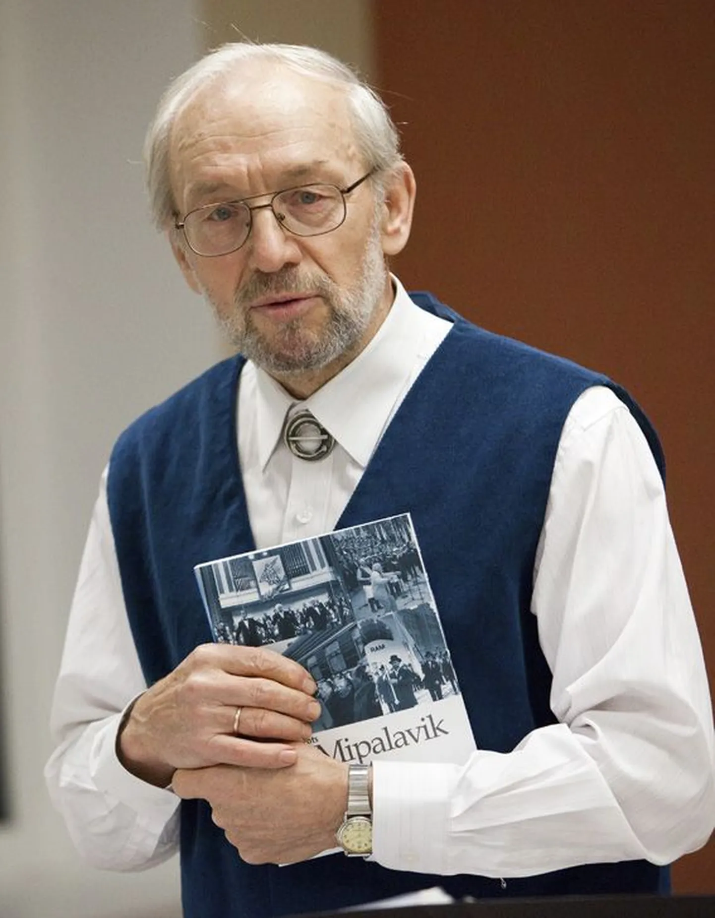 RAMi laulja aastatel 1963-1990 ja 1996-1997 ning direktor aastatel 1997-2003 Vello Mäeots on raamatukaante vahele pistnud muheda valiku laulumeeste tegemisi, sõite ja vempe.