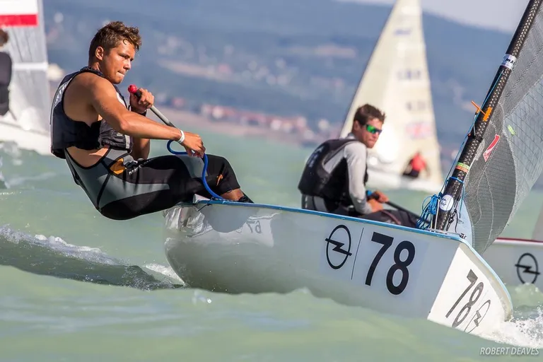 23aastane Pärnu jahtklubi sportlane Taavi Valter Taveter võitis augustis Prantsusmaal Canet-en-Roussillonis juunioride maailmameistrivõistlustelt hõbemedali ja septembris Poolas Gdynias juunioride EMilt pronksi.