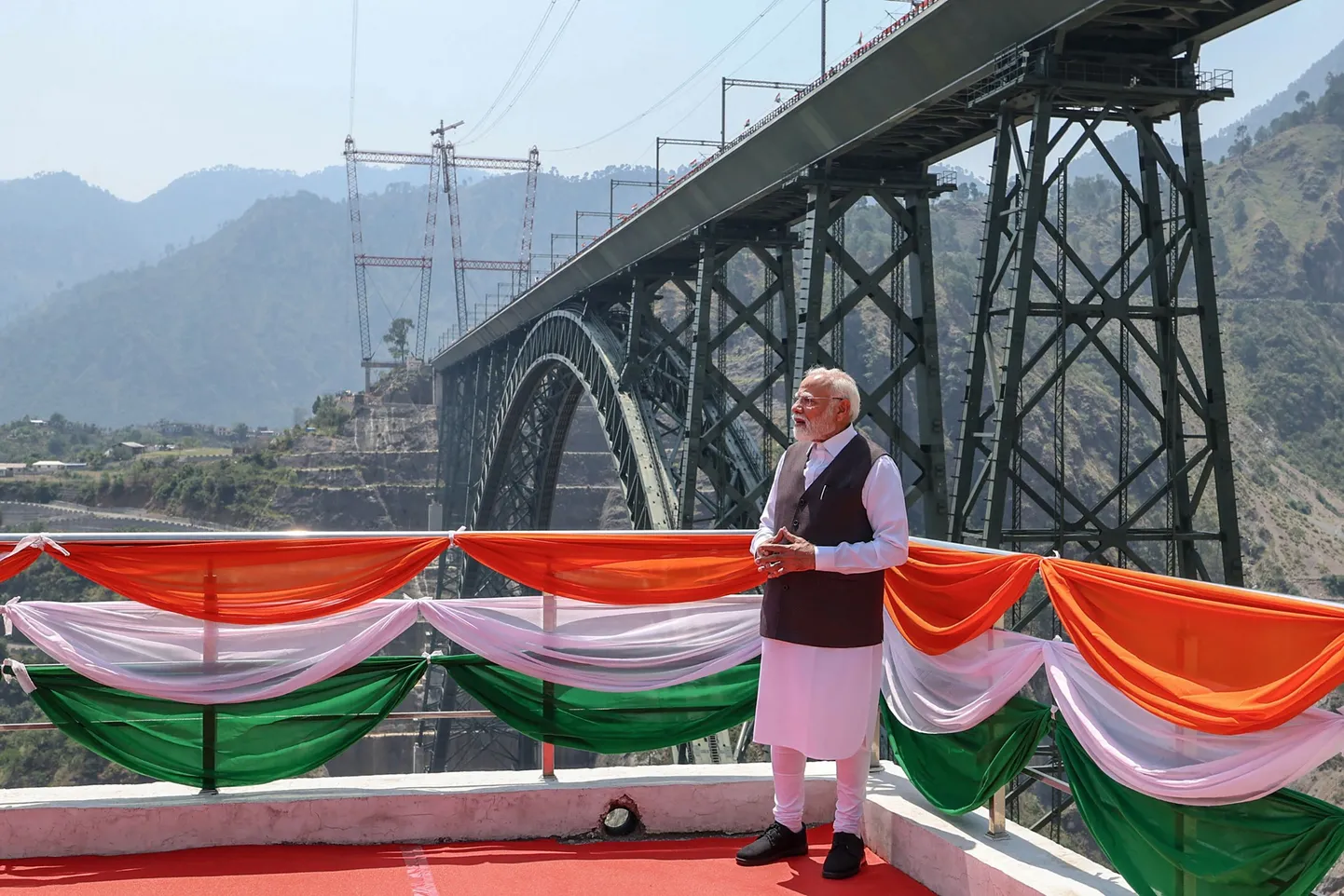 India peaminister Narendra Modi käis avamas Chenabi raudteesilda Kashmiri ühendava raudteelõigu sisseõnnistamisel.