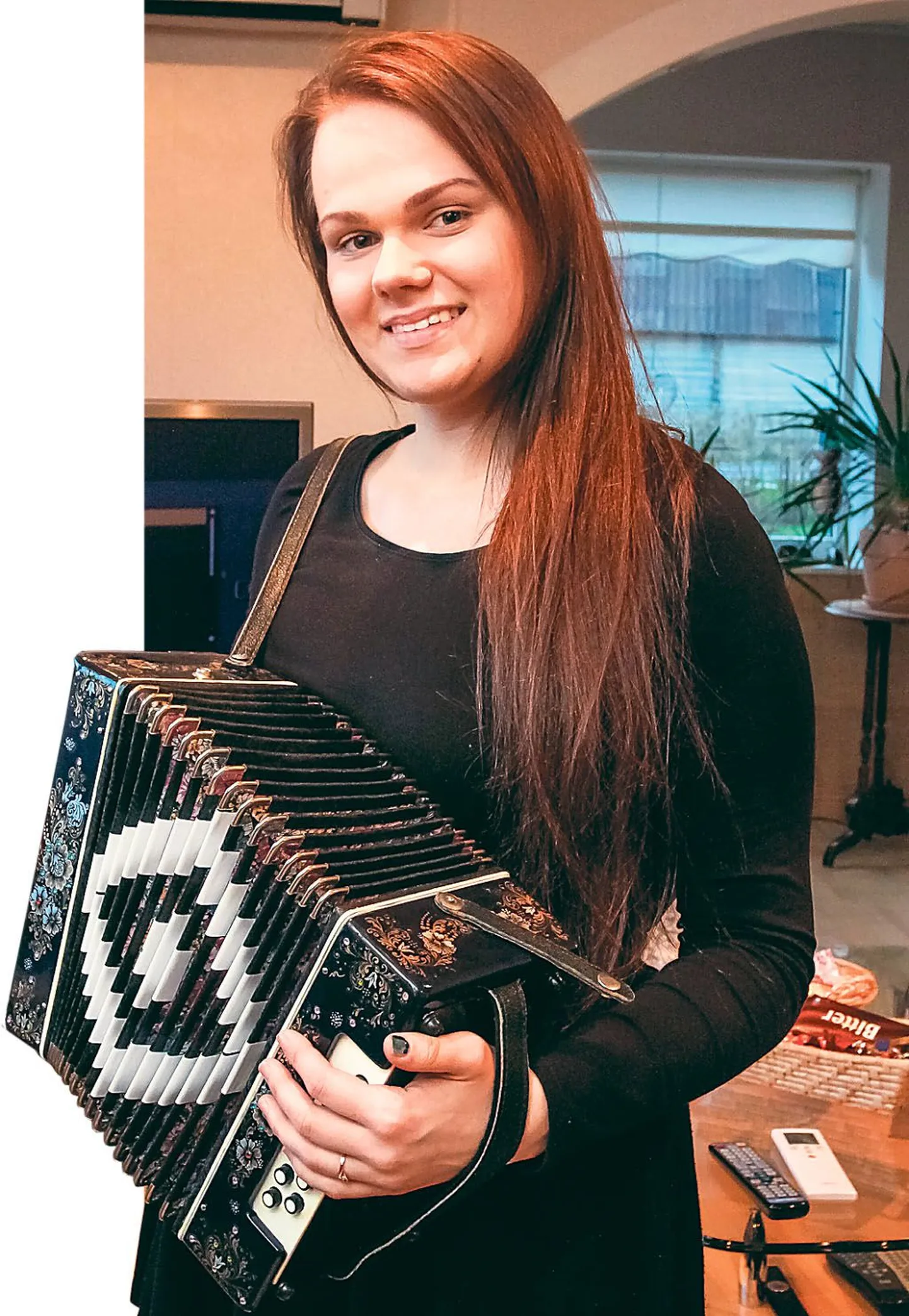 ”Ma ei ütle, et ma mingi virtuoos olen,” ütleb Hanna Valk, kes muude pillide kõrval võlub viisid välja karmoškast.