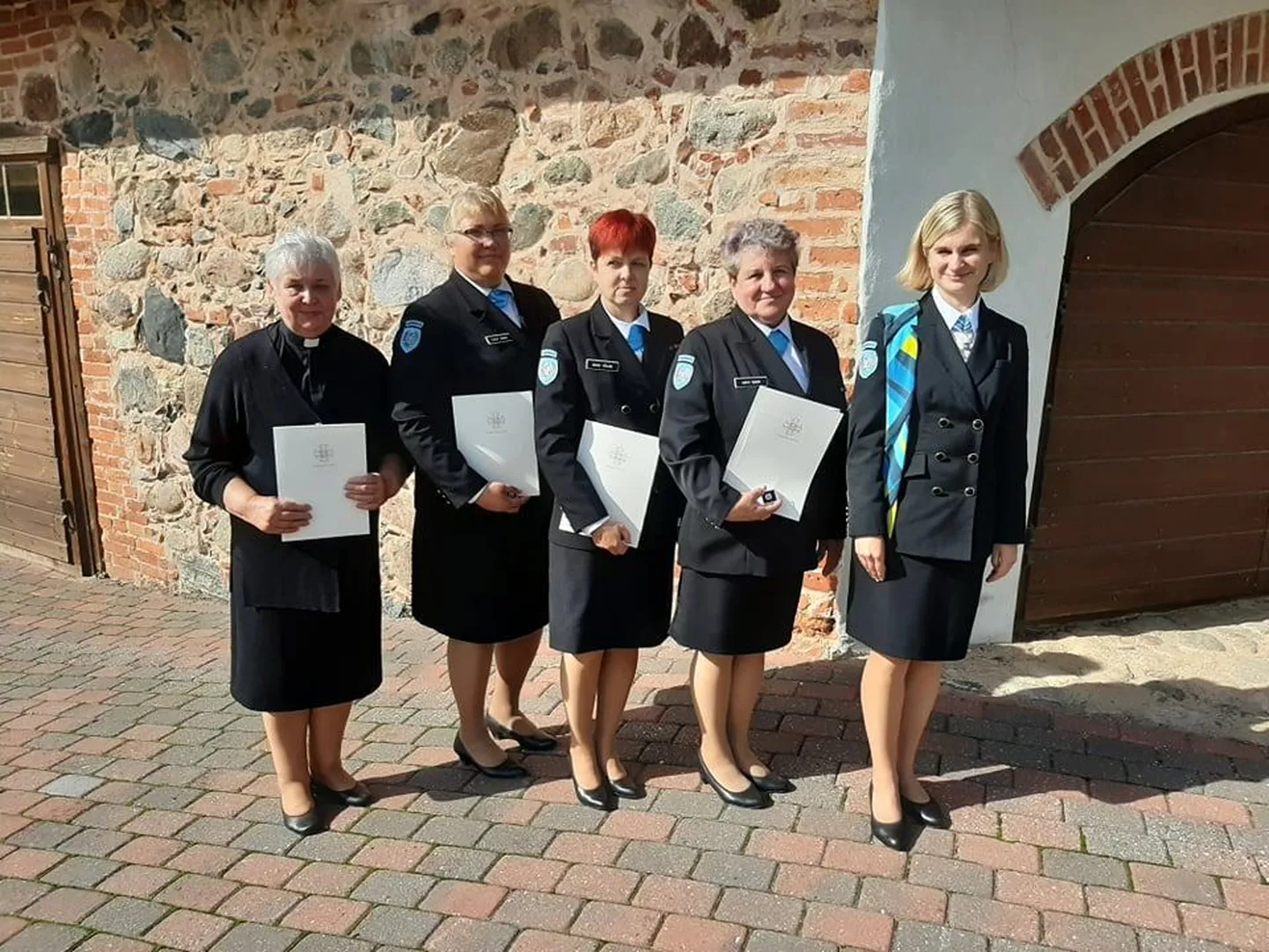 Fotol on koos Naiskodukaitse esinaise Airi Toomingaga Saaremaa ringkonna staažimärgi saajad Evely Aavik, Maiu Välbe, Anu Konks ja Urvi Kask. Pildilt puudub Heli Selgal.