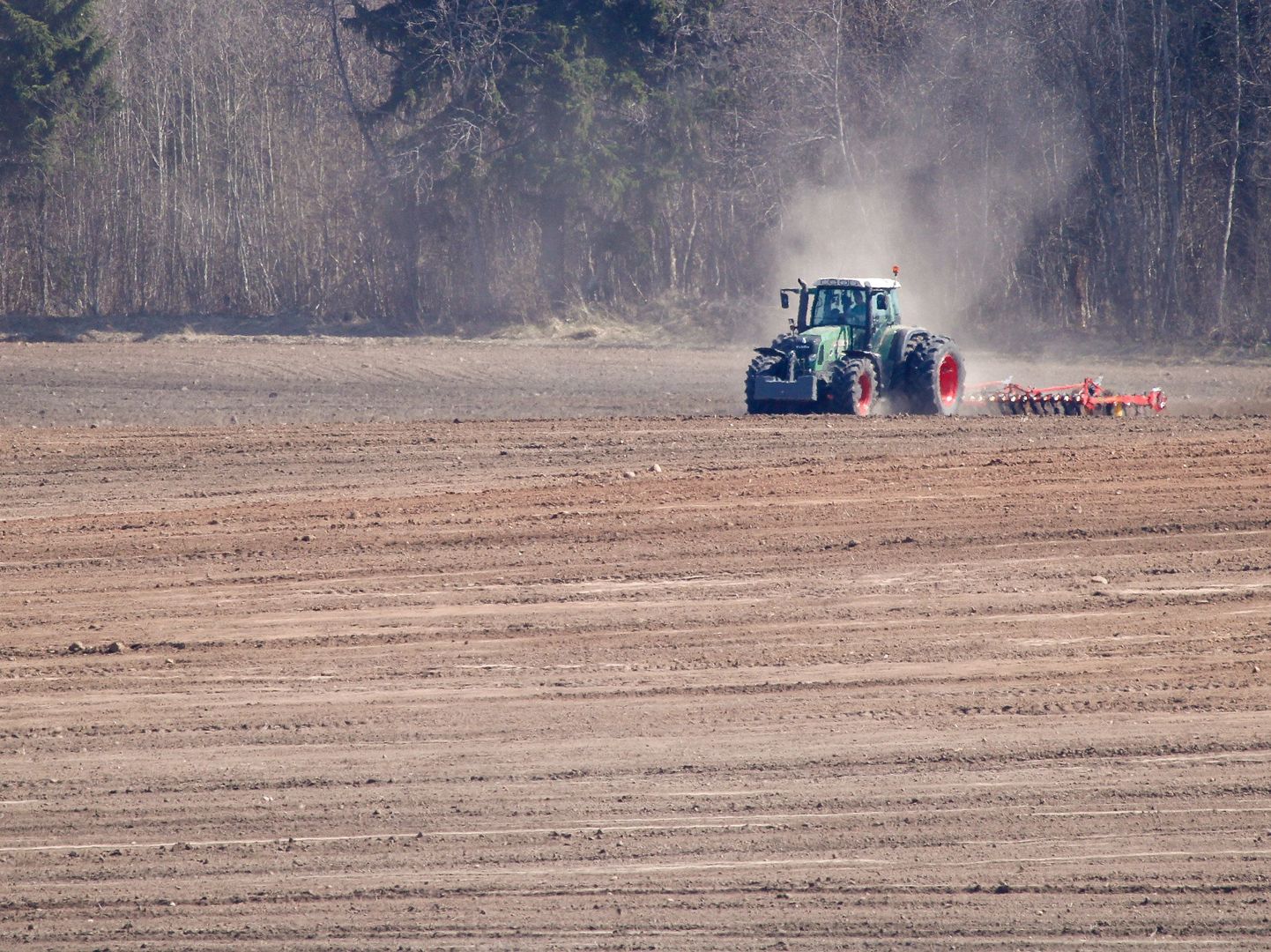 Kevadised põllutööd traktoriga.