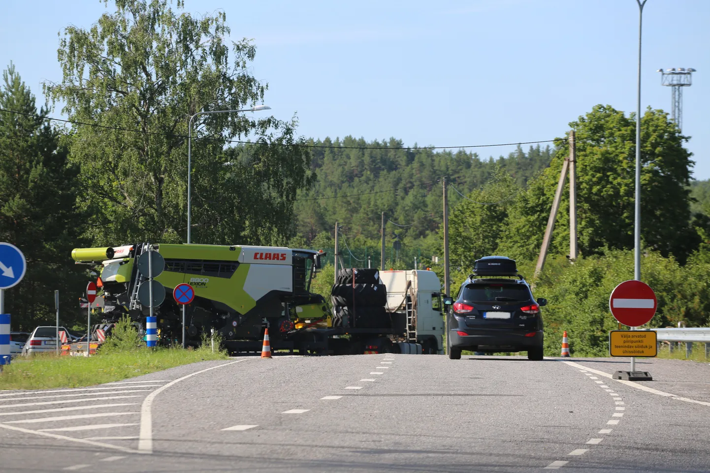 Pühapäeva hommikul ootas Venemaale vedamist neli Claas teraviljakombaini