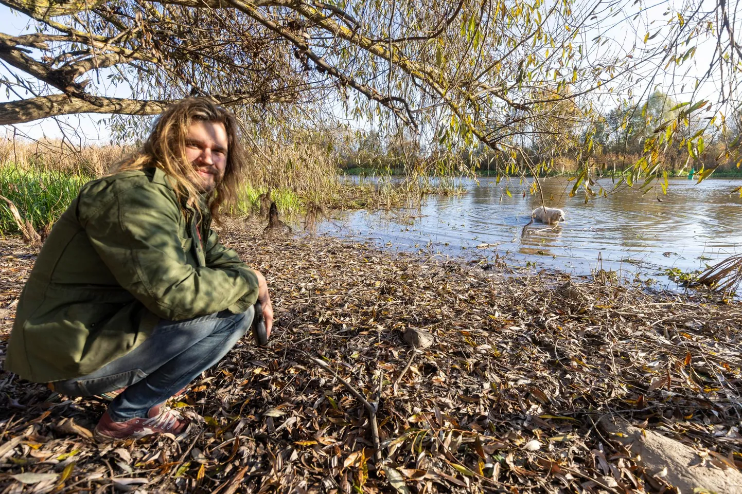 Karlova elanik Peeter Paaver jalutab tihti oma koera Porteriga piirkonnas, kuhu on kavas rajada Karlova rand. Plaan on teha sinna selline rand, kus võivad vette sulpsata nii koerad kui ka inimesed, kuid viimased omal vastutusel.